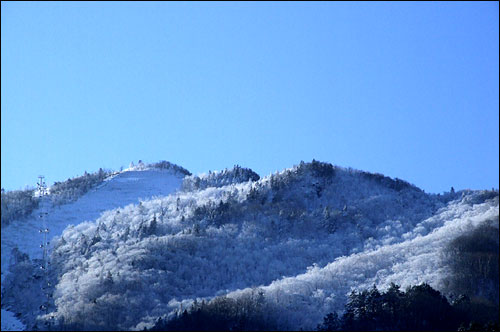 새해엔 덕유산 설천봉의 하늘처럼 맑은 세상이 되소서. 